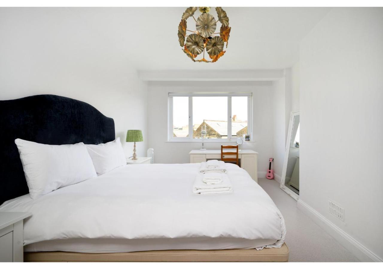 4br House Minutes From Transport & Attractions Ferienhaus